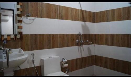 加雅The Buddha Resort的一间带卫生间和水槽的浴室