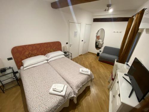 博洛尼亚拉皮亚泽塔德拉皮奥奇亚住宿加早餐酒店的一间卧室配有一张床和一台平面电视