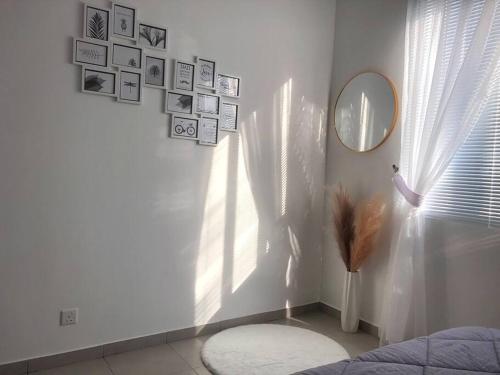 雪邦VistaHome @ Tangerine Suites的白色的客房设有镜子和窗户