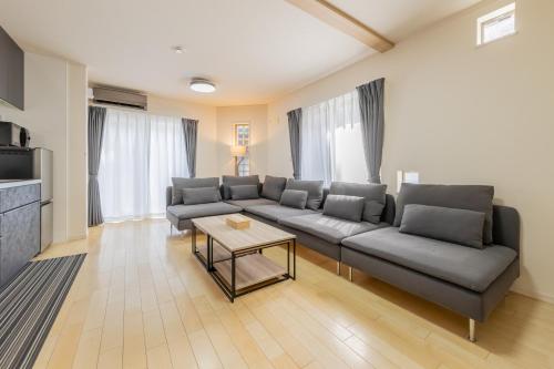 东京HAN'S EBISU - Shibuya - Entire House for Max 10 ppl的客厅配有沙发和桌子