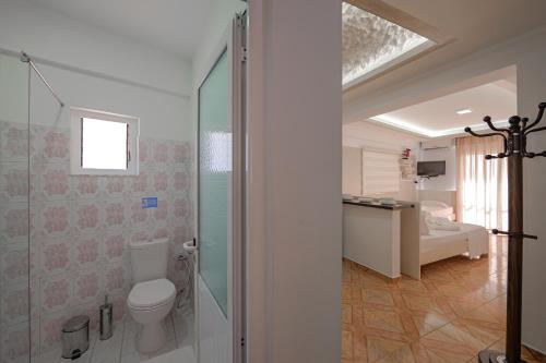 博尔什Hotel Angjelo的带淋浴、卫生间和盥洗盆的浴室