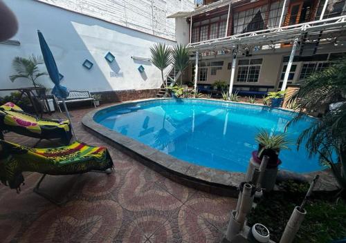 AricaPlaya Arica Backpackers的一座带两把椅子的大型游泳池