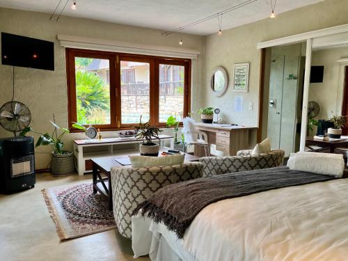SandtonMalinga GuestHouse的一间卧室设有一张床和一间客厅。