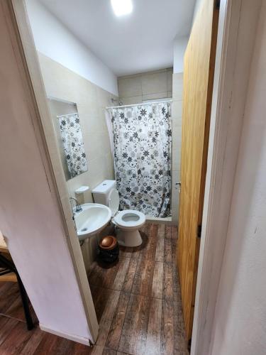 皮科将军镇Thiago apart Monoambiente的一间带卫生间和水槽的小浴室