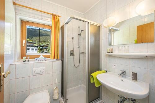 拉德施塔特兰德豪斯奥堡尔恩格特酒店的带淋浴卫生间和盥洗盆的浴室