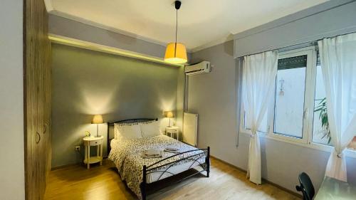 雅典Cozy apartment ideally located city center and Megaron Moussikis metro station的一间小卧室,配有床和窗户