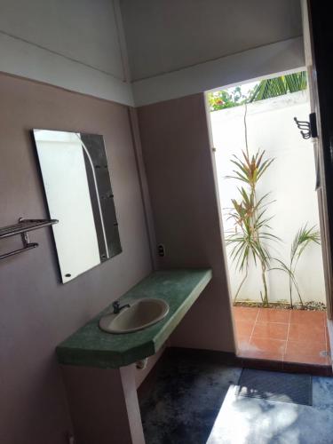 希门尼斯港Cabinas Tropicales的一间带水槽和镜子的浴室