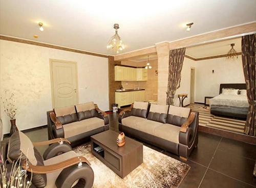 尤塔哈Villa Victoria的客厅配有沙发和1张床