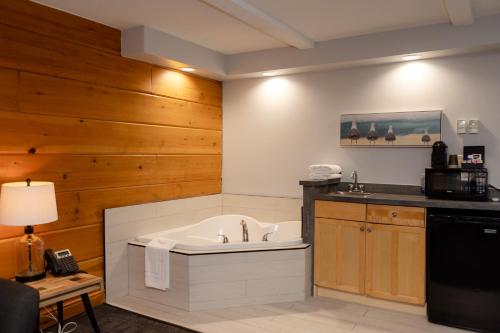 CallanderTerrace Suites的配有木墙的厨房设有浴缸