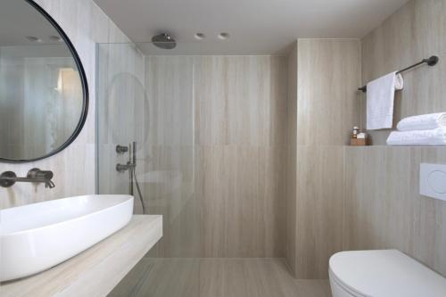 里科索翁Argile Resort & Spa的一间带水槽、卫生间和镜子的浴室