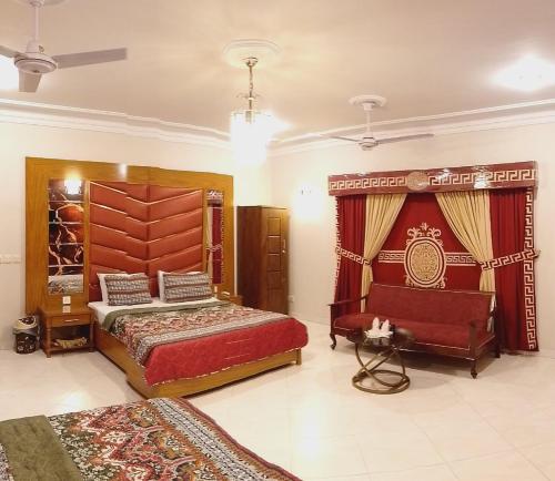 卡拉奇Travel lodge clifton的一间卧室配有两张床和椅子