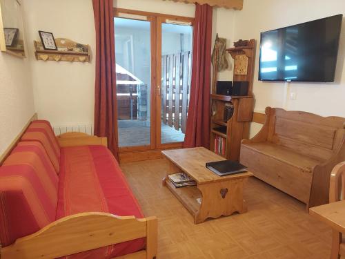 莱德萨阿尔卑斯T3 Les deux Alpes Vallée Blanche的客厅配有床、沙发和桌子