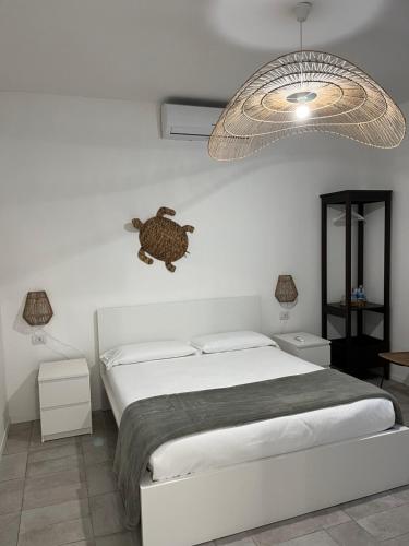 奥里奥阿塞里奥FLORA的卧室配有一张床,墙上有一只海龟