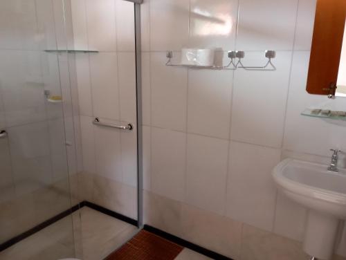 卡瓦坎特Tapuio Park Hotel的带淋浴、卫生间和盥洗盆的浴室