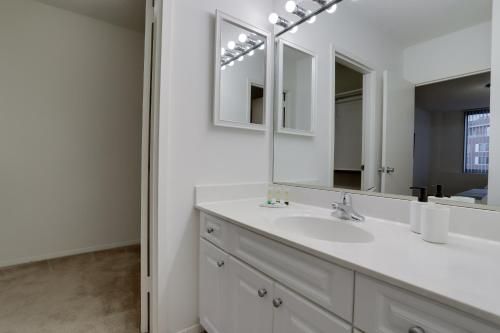 阿林顿Luxury Living at Crystal City's Condo的白色的浴室设有水槽和镜子