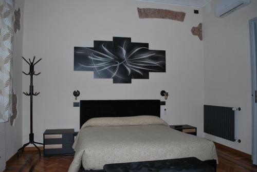 都灵CASA RITA e CASA LUIGI的卧室配有一张挂着鲜花的床