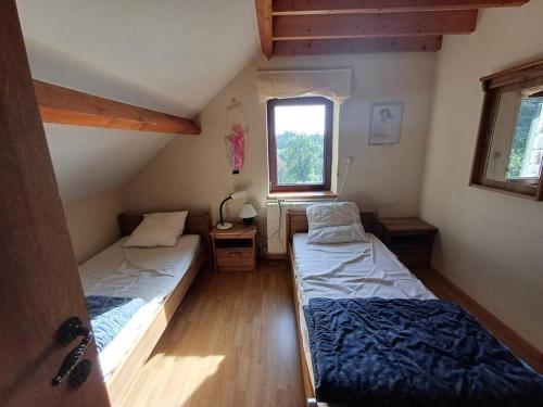 OpontLe Refuge的小型客房 - 带2张床和窗户