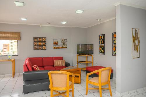 特古西加尔巴贵雅洛斯公寓式酒店的客厅配有沙发和椅子