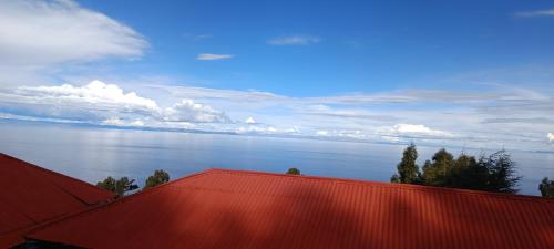 HuillanopampaTaquile Lodge Inn的从房屋屋顶上可欣赏到海景