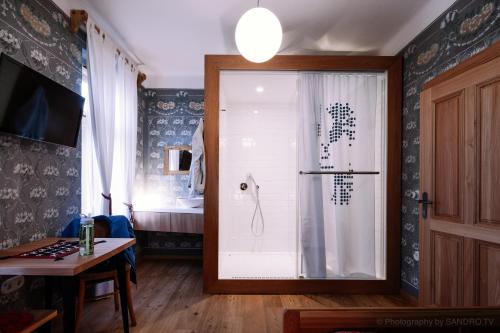 克拉尼斯卡戈拉Pr'Gavedarjo Eco Heritage B&B的带淋浴的浴室和玻璃门