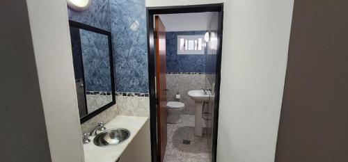 维拉卡洛斯帕兹La più bella的一间带水槽和卫生间的小浴室