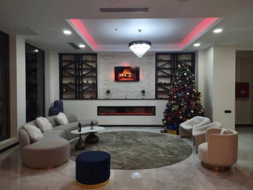 第比利斯Olympus Hotel By Umbrella的客厅配有圣诞树和壁炉