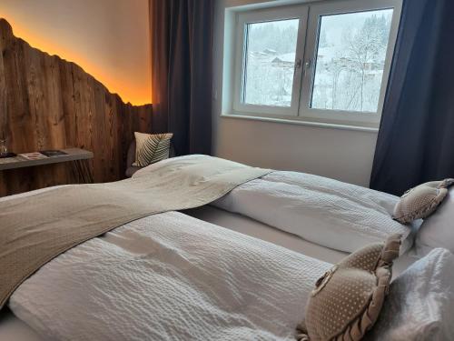 施瓦尔茨湖Pension fein & sein的一间卧室设有两张床和窗户。