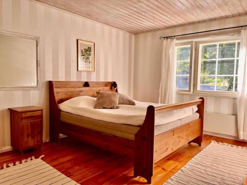 波尔沃Tirmo Strand的一间卧室,卧室内配有一张木床