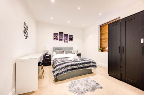 伦敦Affordable Apartment In London Bridge - 10 Per Cent Off Weekly Bookings!的一间卧室配有一张床和一张书桌