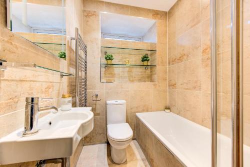 伦敦Affordable Apartment In London Bridge - 10 Per Cent Off Weekly Bookings!的浴室配有盥洗盆、卫生间和浴缸。