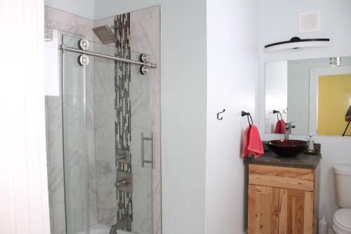 小石城Super Cute 2BR的带淋浴的浴室和玻璃门