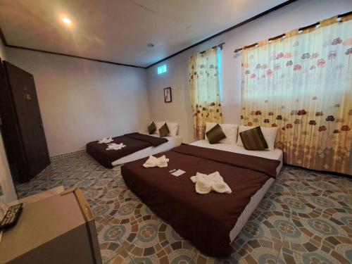 清刊ไทยกันเอง ริมโขง的酒店客房,配有两张带毛巾的床