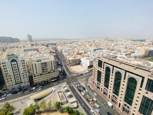 迪拜The Hosteller的汽车和建筑的空中景观