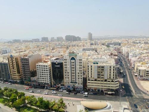 迪拜The Hosteller的城市的空中景观,包括建筑和汽车