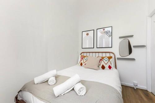 伦敦Cosy place near Camden town的白色卧室配有带白色床单和枕头的床