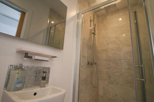纽波特Self-Service En-Suite Rooms by Property Promise的带淋浴和盥洗盆的浴室