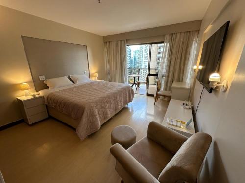 巴西利亚Kubitschek Plaza Hotel - Flat Particular 2的酒店客房,配有床和沙发