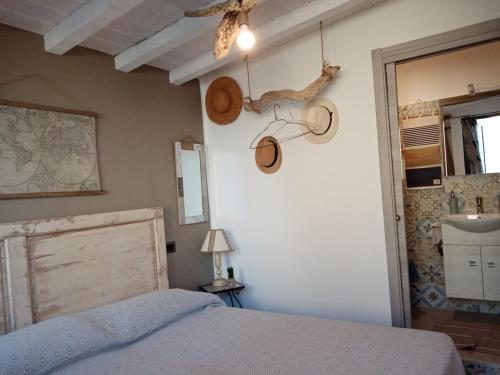 希拉Villa Bella Sera的卧室配有一张床,墙上有地图