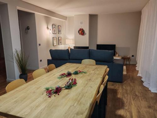 卡马里尼亚斯Apartamentos Playa de Camariñas的客厅配有桌子和蓝色沙发