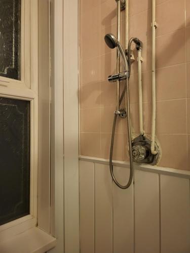 伯明翰Handsworth Hostel - Stay Sleep Rest的靠窗的浴室里的一个淋浴