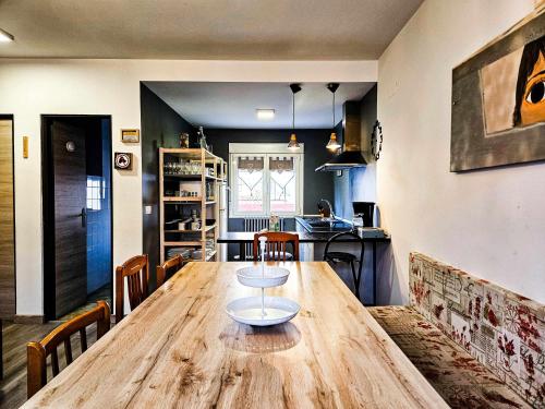 莱昂Oak House Oakplacescom的厨房以及带木桌的用餐室。