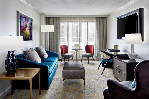 奥兰多波西米亚大奥兰多签名收藏酒店的客厅配有蓝色的沙发和桌子