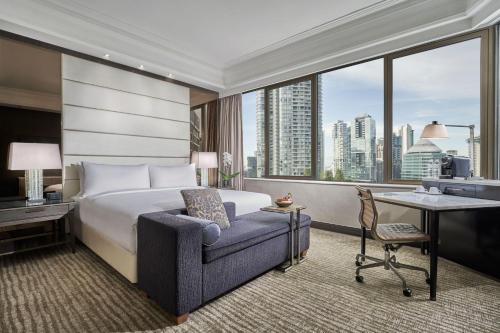 新加坡Singapore Marriott Tang Plaza Hotel的酒店客房配有一张床、一张桌子和一把椅子。
