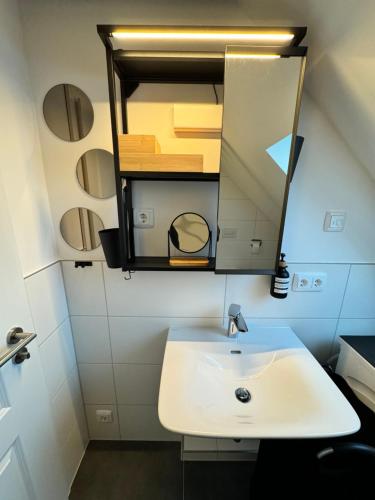 不莱梅Modernes Apartment, voll eingerichtet inkl Parkplatz WLAN的一间带水槽和镜子的浴室