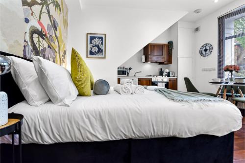 HanwellCharacter and Style Studio - Sleeps 3的卧室配有带白色枕头的大床