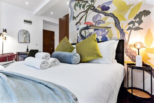 HanwellCharacter and Style Studio - Sleeps 3的卧室配有带枕头的大型白色床