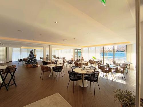 蒙彼利埃Studio haut de gamme sur golf proche Montpellier的一间餐厅,配有桌椅和圣诞树