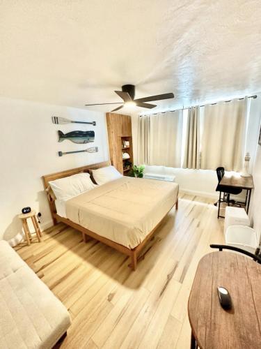 代托纳海滩OCEAN FRONT Condo Daytona Beach!的一间卧室配有一张床和吊扇