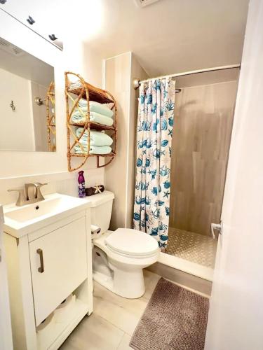 代托纳海滩OCEAN FRONT Condo Daytona Beach!的浴室配有卫生间、盥洗盆和淋浴。