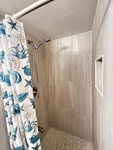 代托纳海滩OCEAN FRONT Condo Daytona Beach!的浴室内配有淋浴帘。